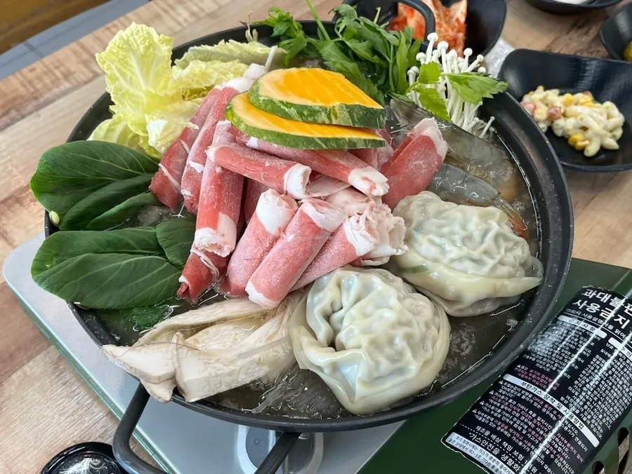 끓기 시작한 손만두전골 냄비