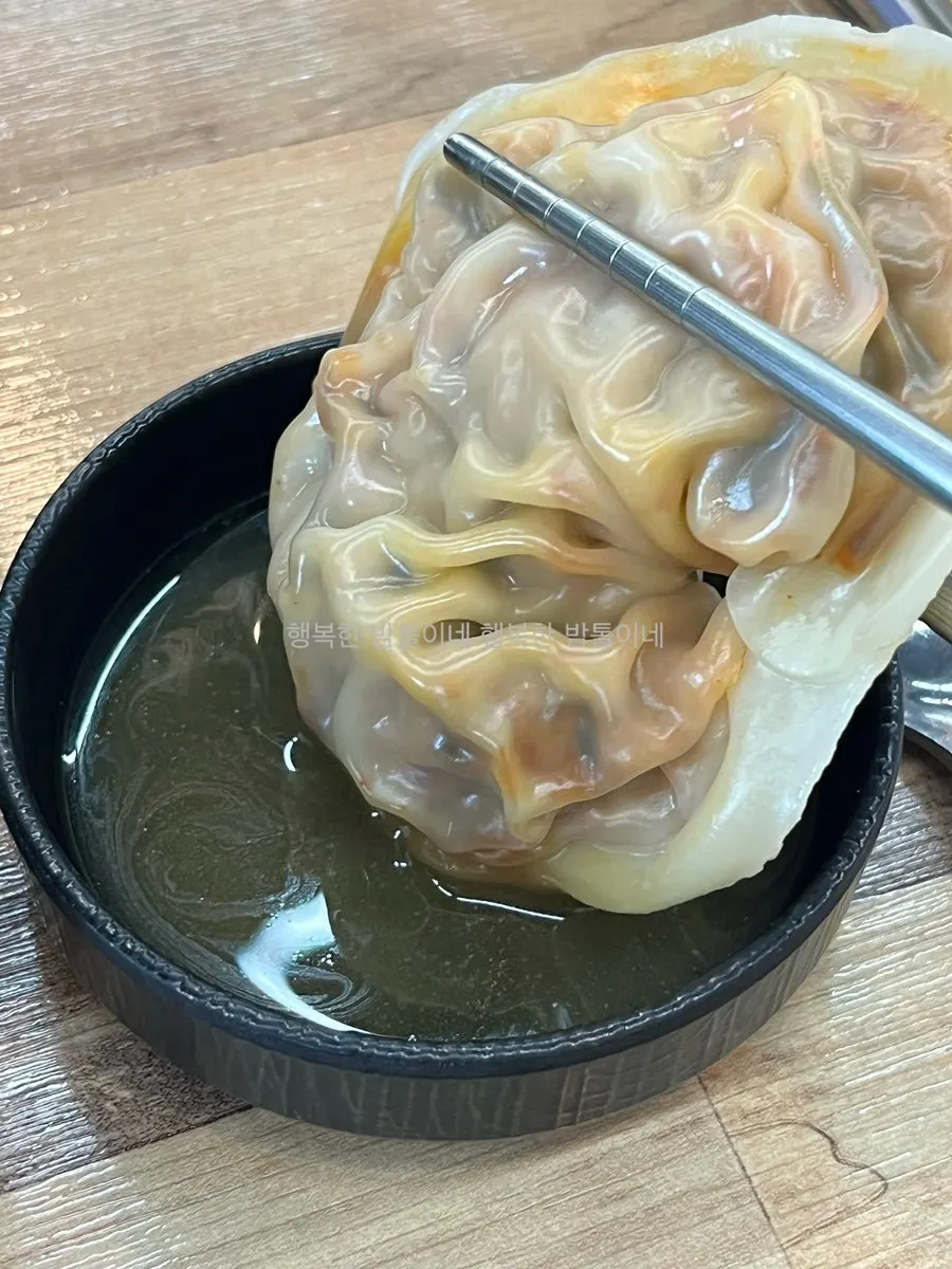 만두에 뿌려 먹은 겨자 소스
