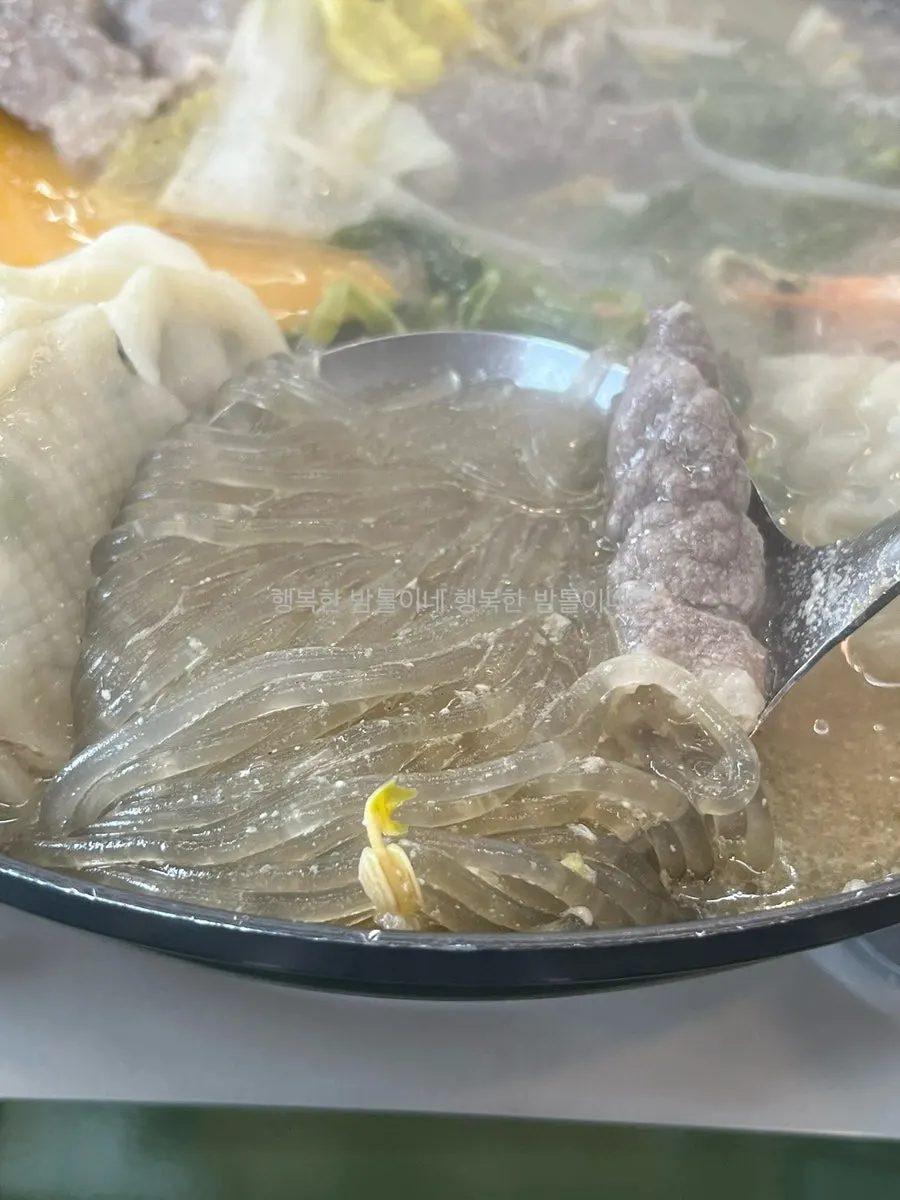 전골에서 건져 올린 당면