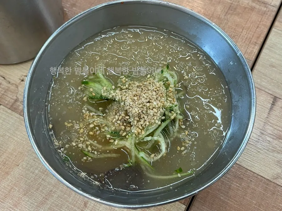 만두전골과 함께 나온 상차림 전체