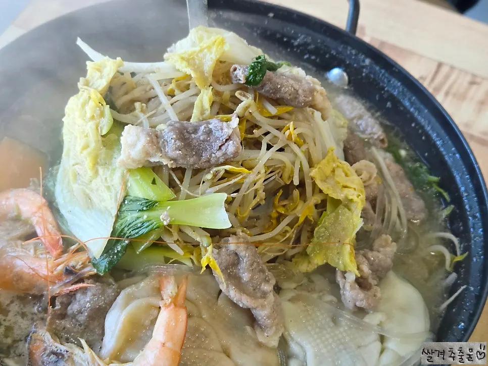Shrimp and assorted vegetables in the hot pot ingredients