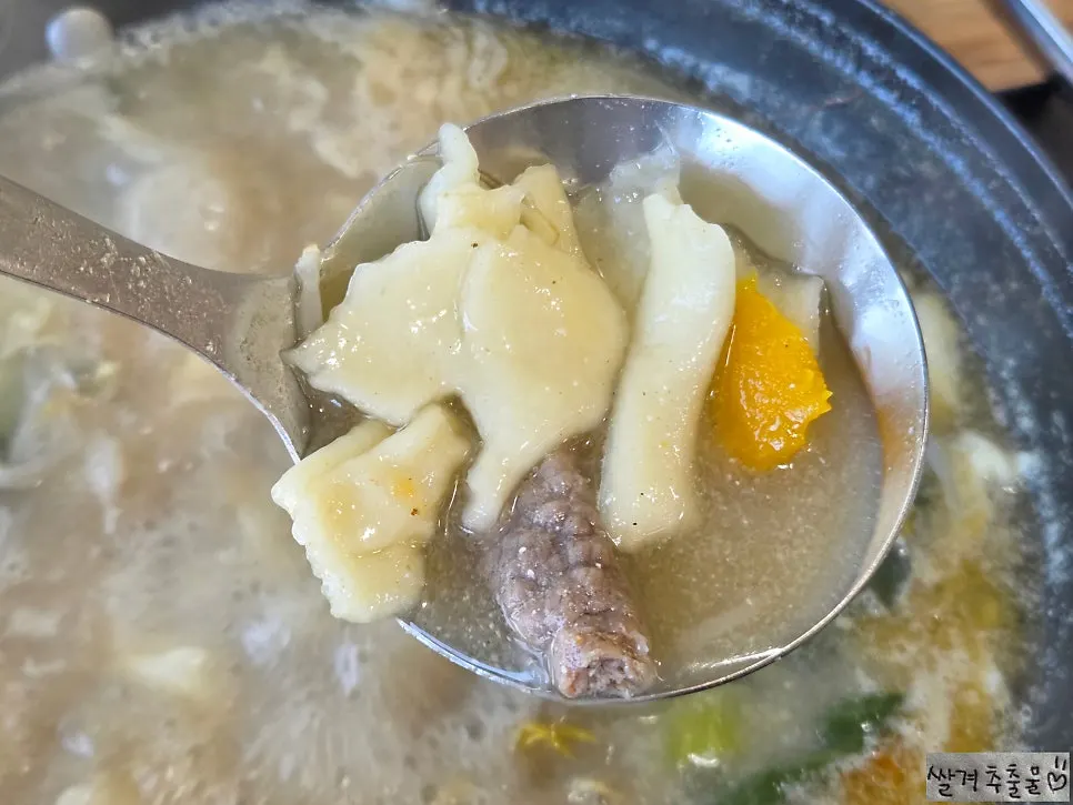 Sujebi dough boiled in the hot pot broth