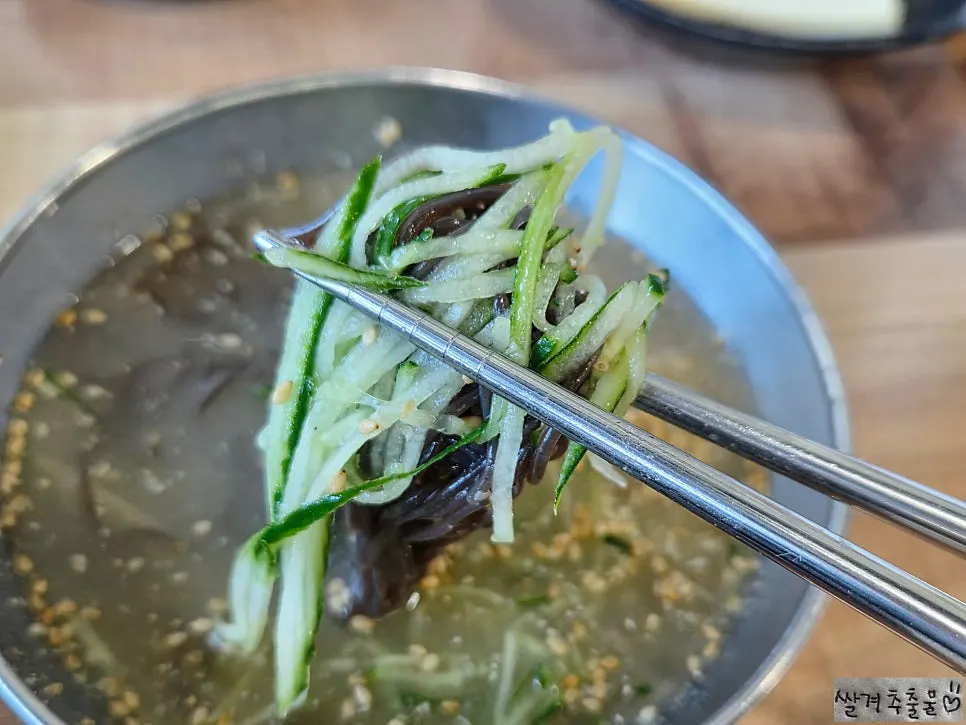 살얼음 동동 뜬 냉면 육수