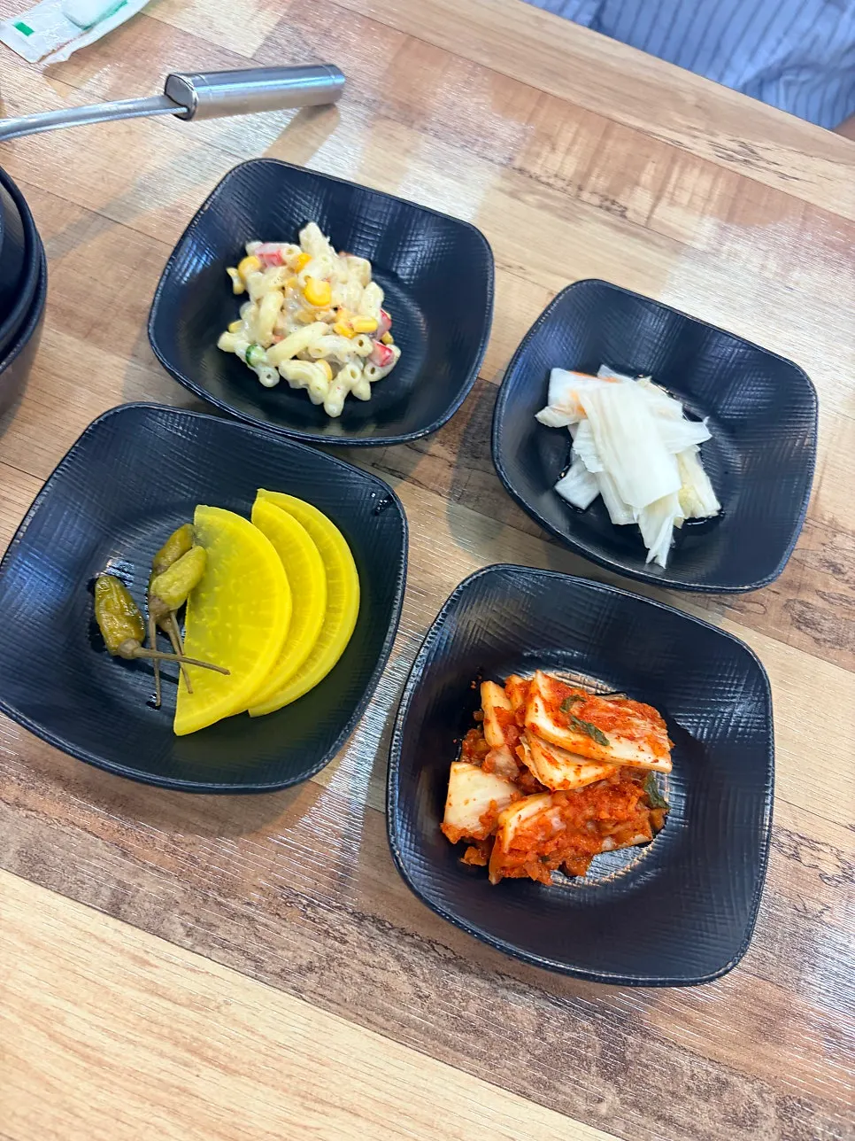 만두전골 나오기 전 차려진 반찬