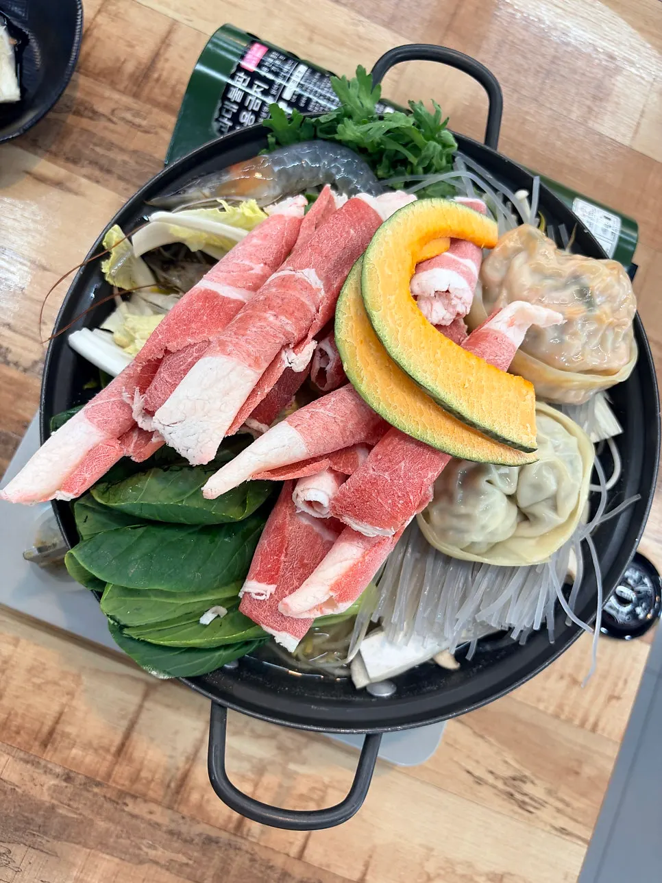 야채와 소고기, 새우가 올라간 손만두 전골