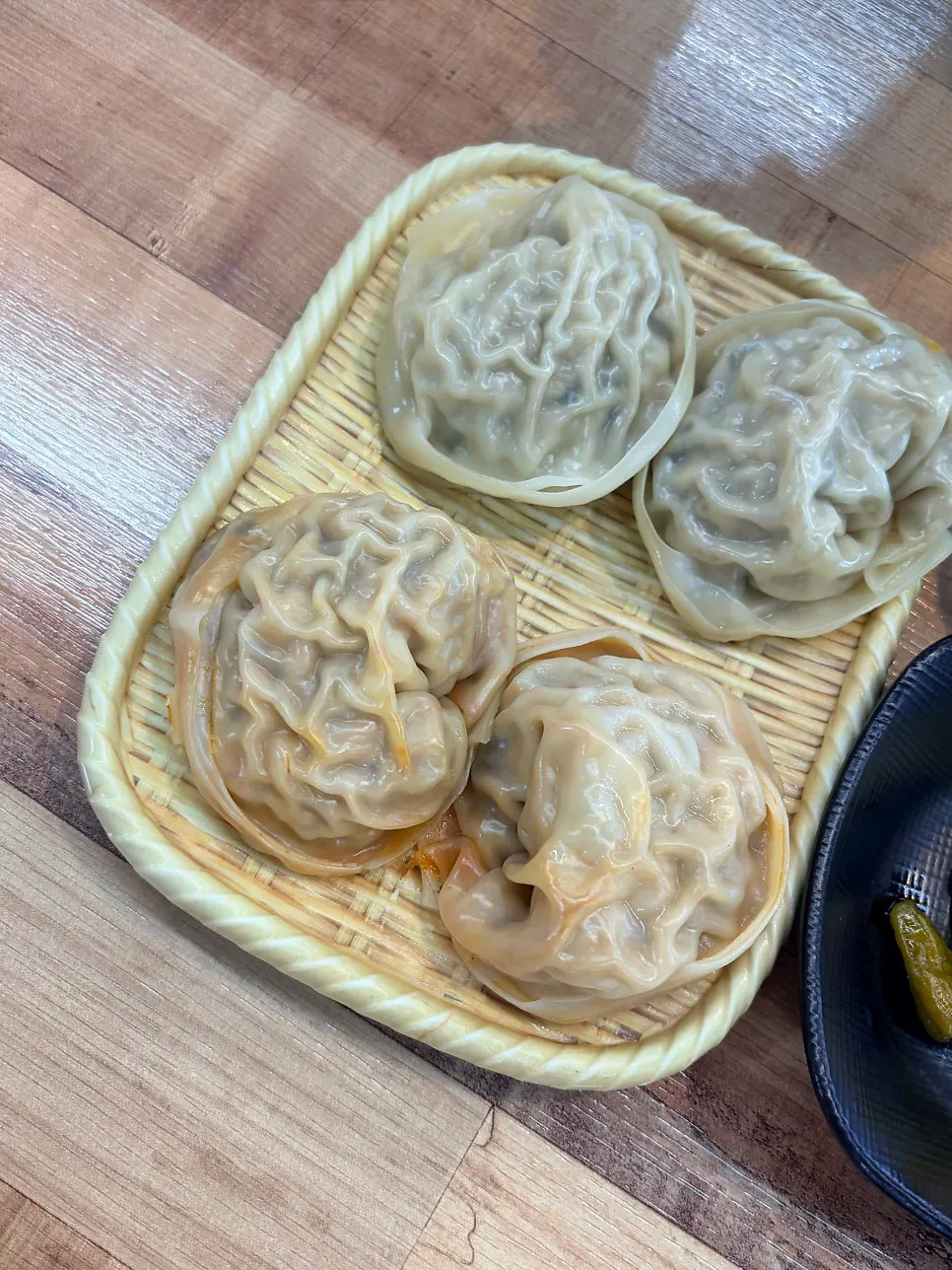 고사리가 들어간 김치만두와 고기만두