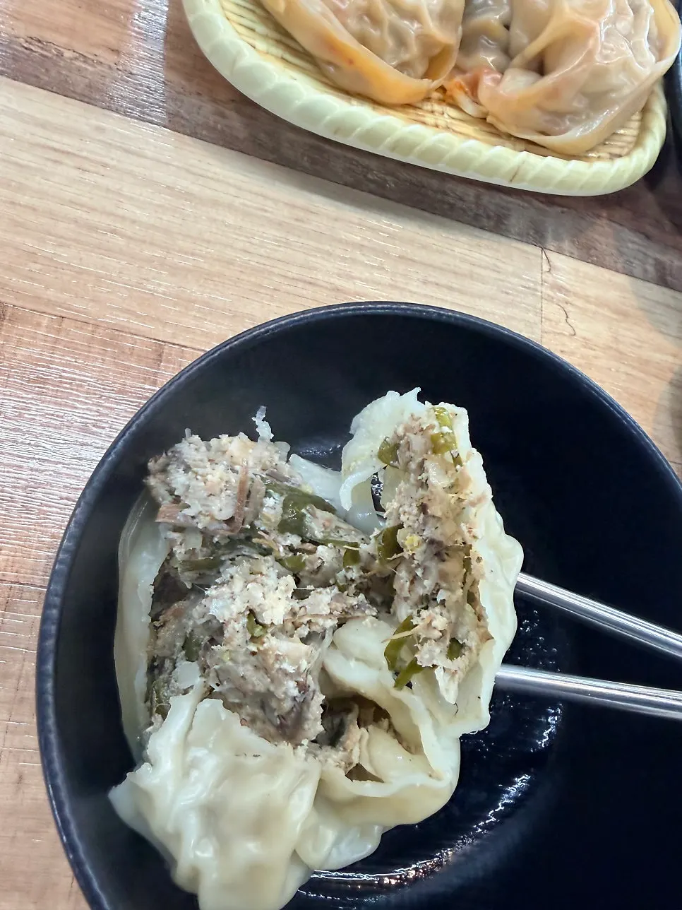 한 입 베어 문 수제만두 단면