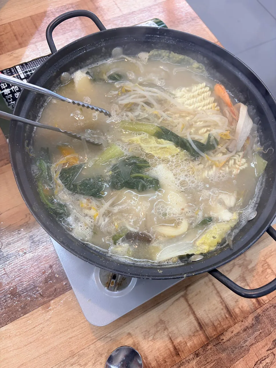 끓고 있는 만두전골과 사리