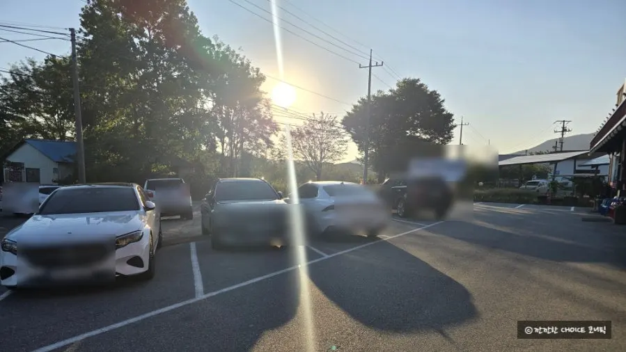 Exterior and front parking lot of Omi Omi's Sono Bell branch