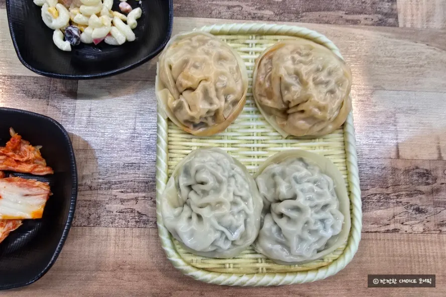 Steaming kimchi and meat dumplings