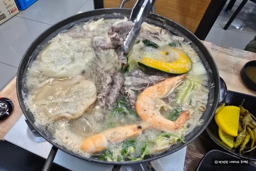 Perilla powder floating on the boiling dumpling hot pot broth