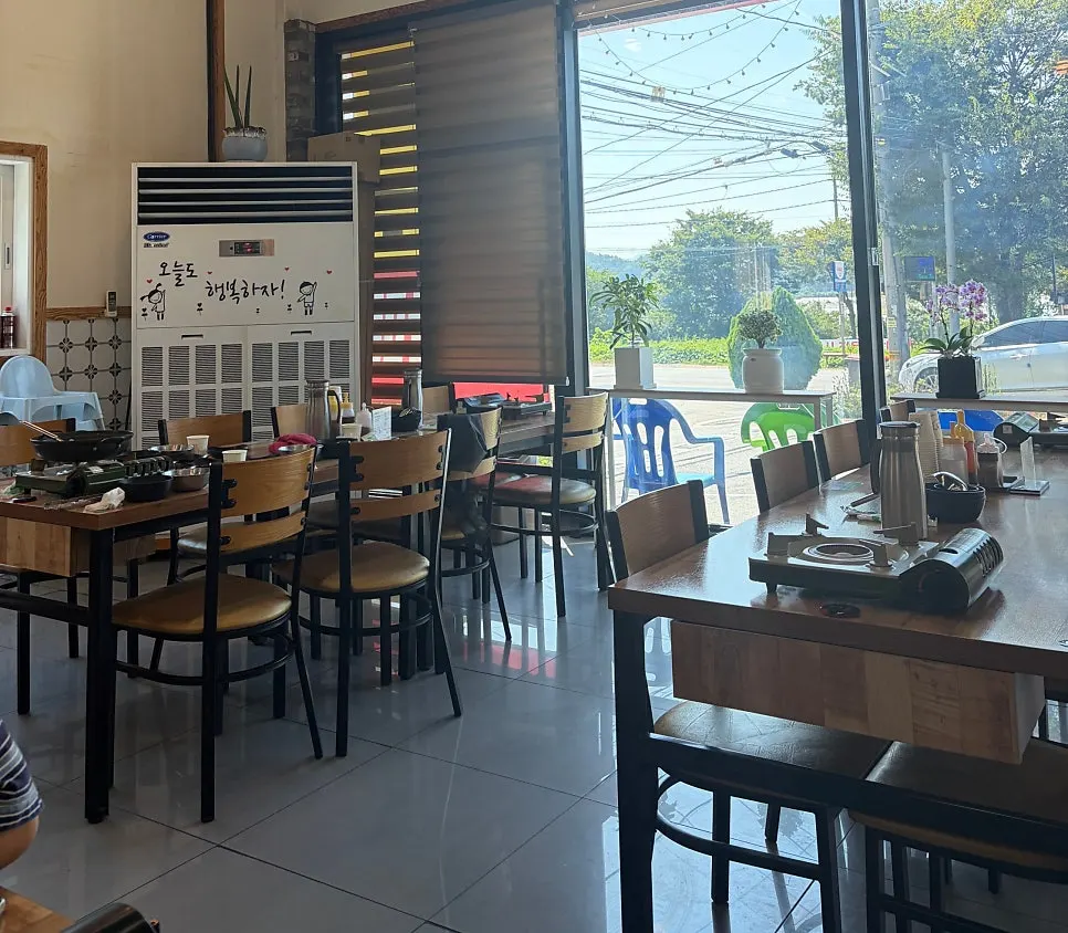 Spacious dining room with table seating