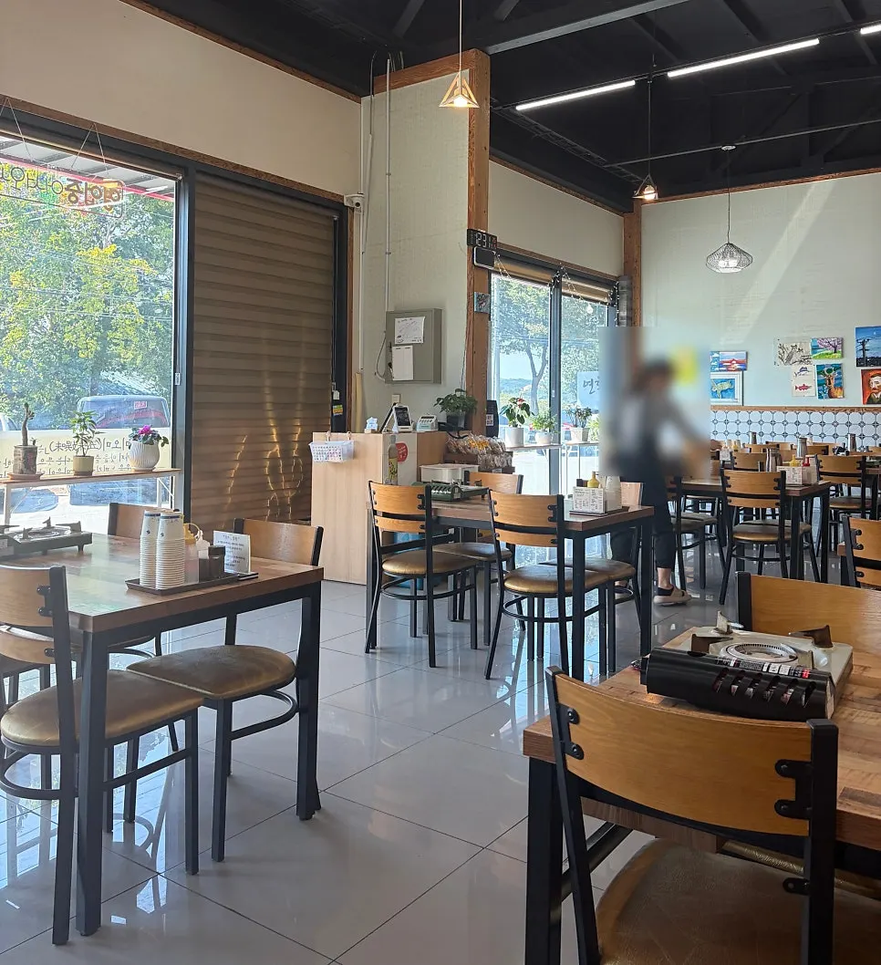 Overview of seating inside Omi Omi