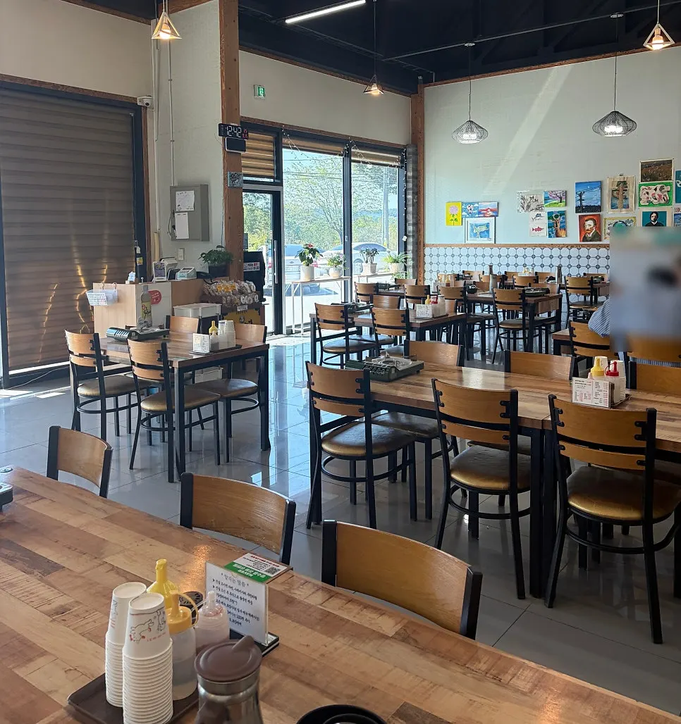 Restaurant table good for seating with kids