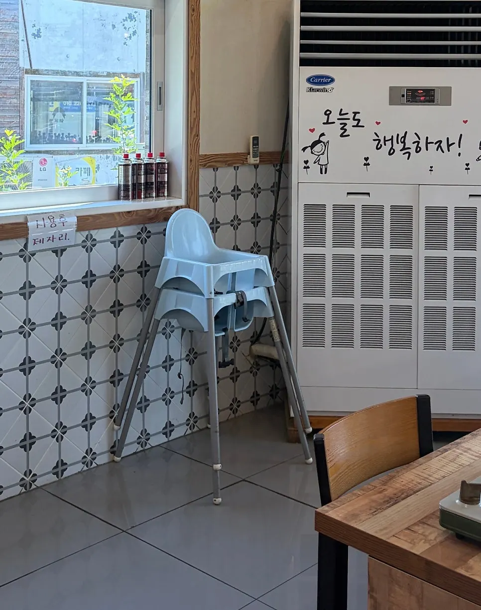 Restaurant equipped with baby chairs and baby tableware