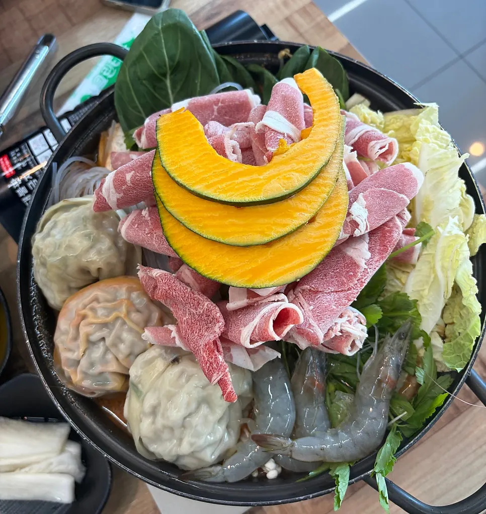 Spicy dumpling hot pot set for 3