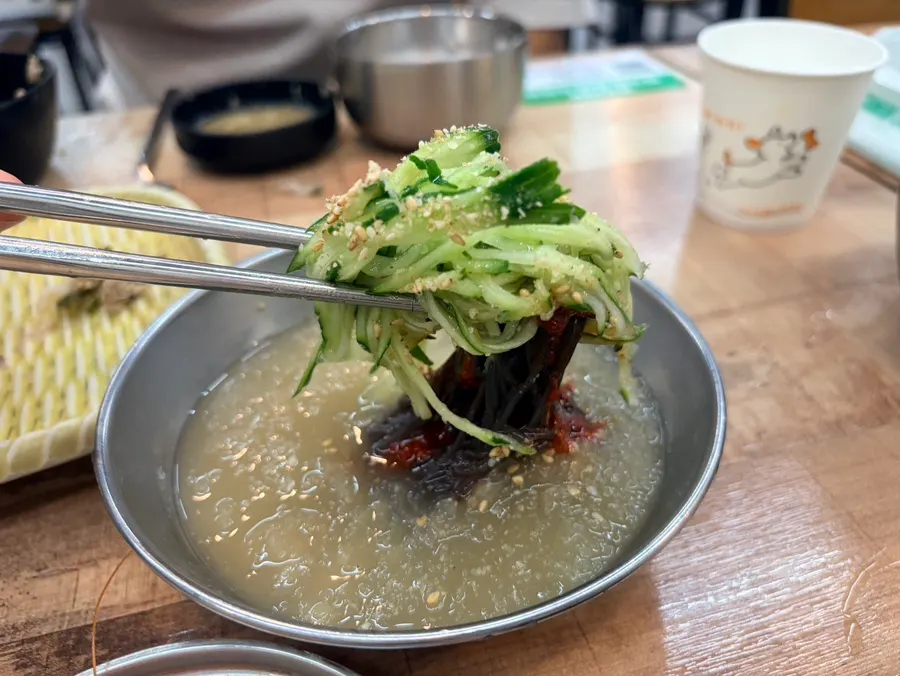 A refreshing bowl of kudzu naengmyeon to finish the meal