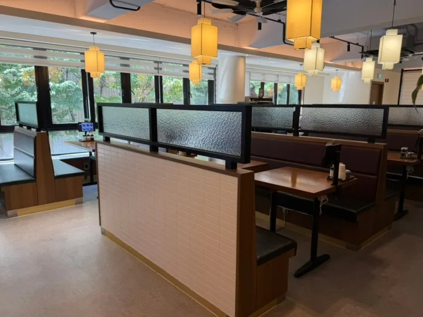 Entrance with waiting chairs placed outside the restaurant