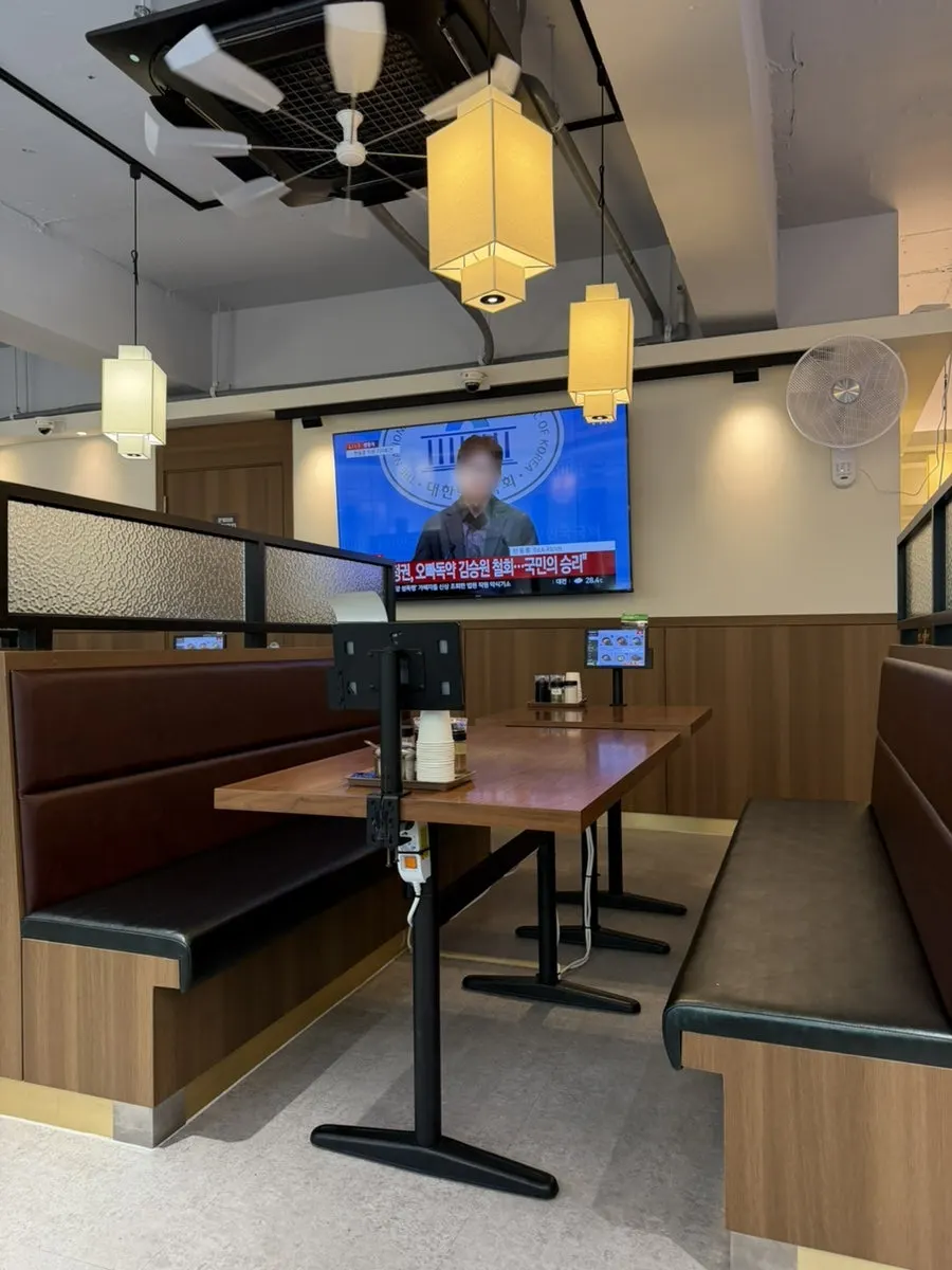 Partitioned table seating at Yugwanjang Banjeom