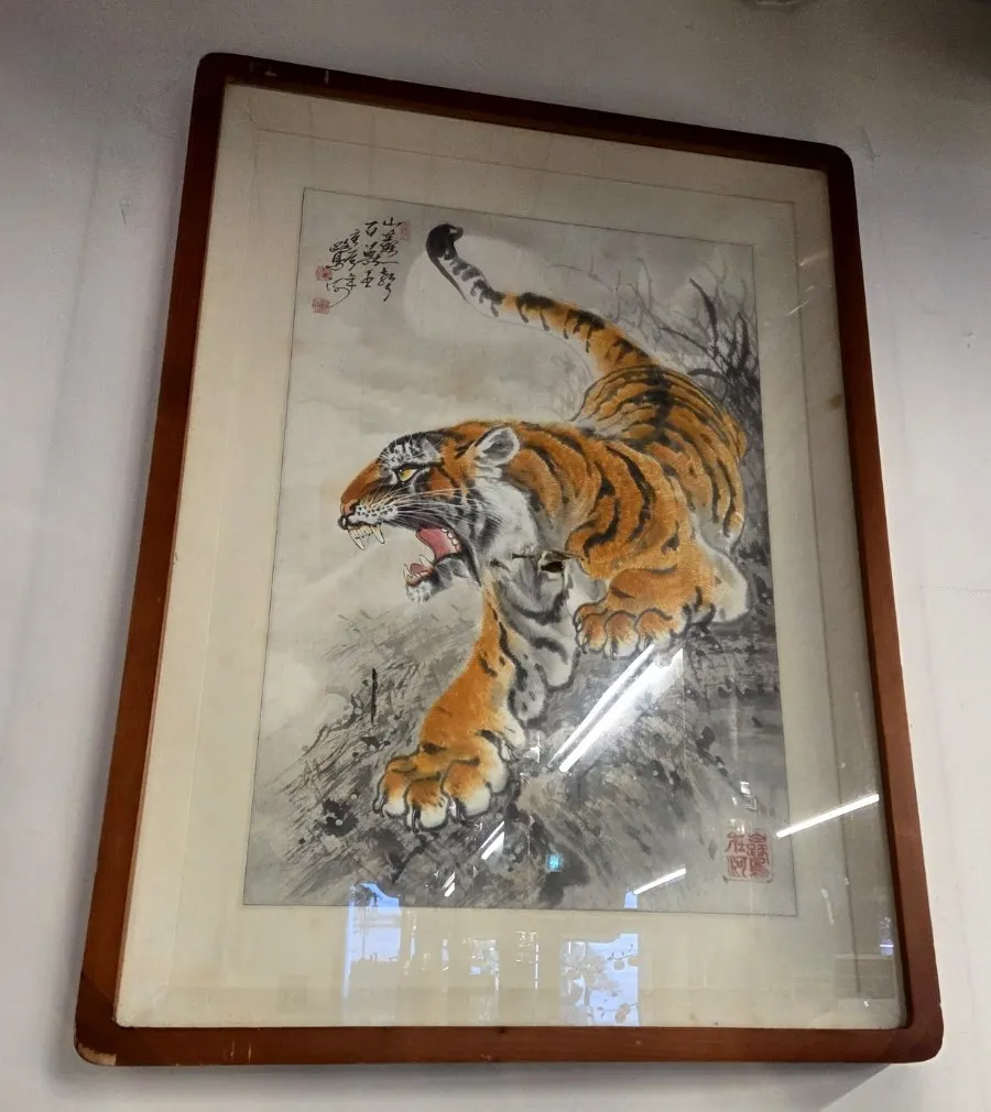 벽면에 걸린 호랑이 그림