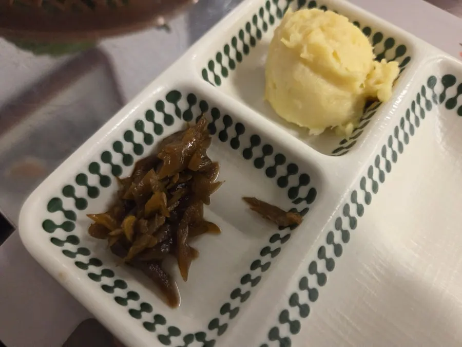 김치와 쌈채소, 세 가지 소스 기본 찬