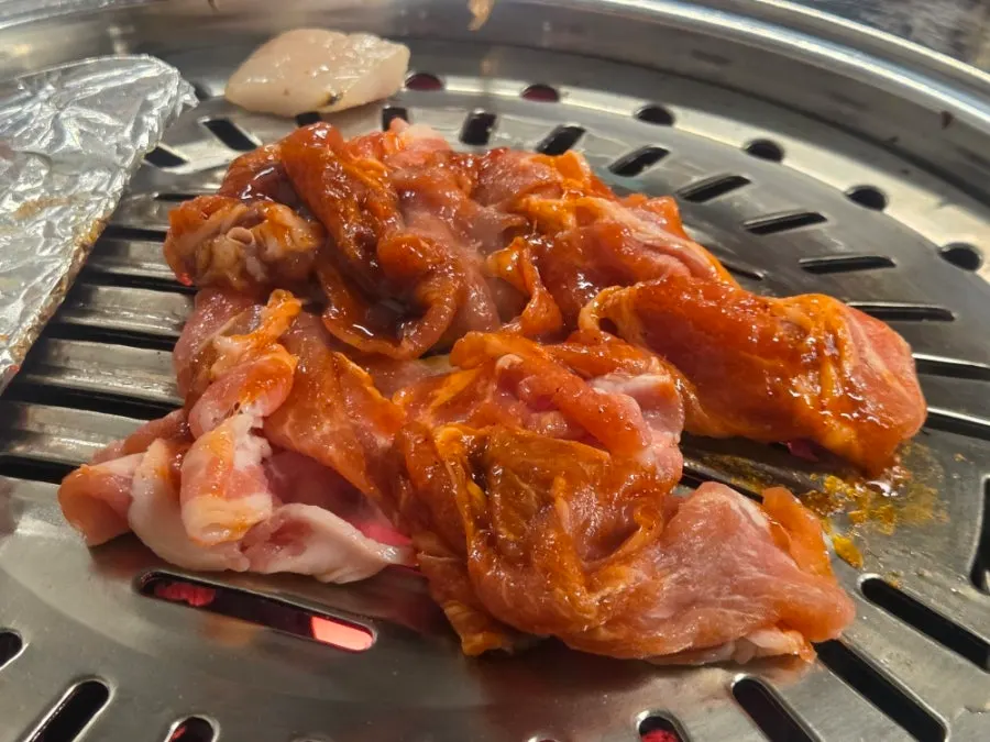 불판에 올린 고추장 연탄불고기
