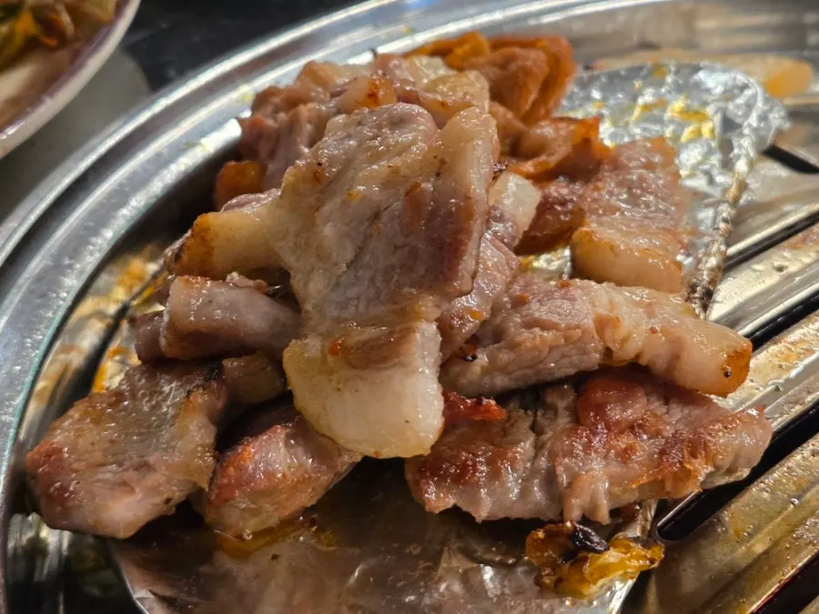 연탄불에 구운 고기 한 상