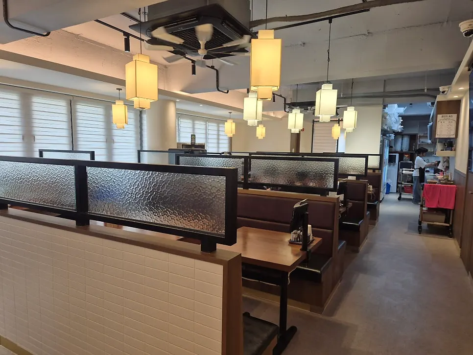 Interior seating with partitions at Yugwanjang Banjeom Omokgyo Station Branch