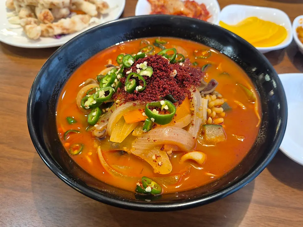 A spread of jjampong and tangsuyuk at Yugwanjang