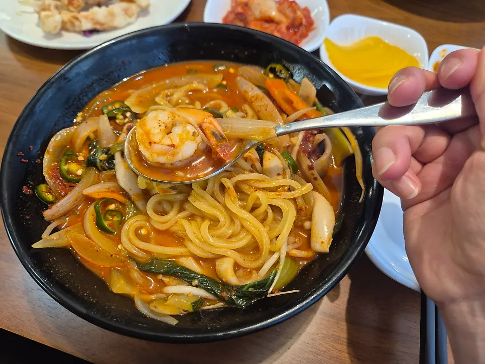 Chili jjampong with the noodles loosened up