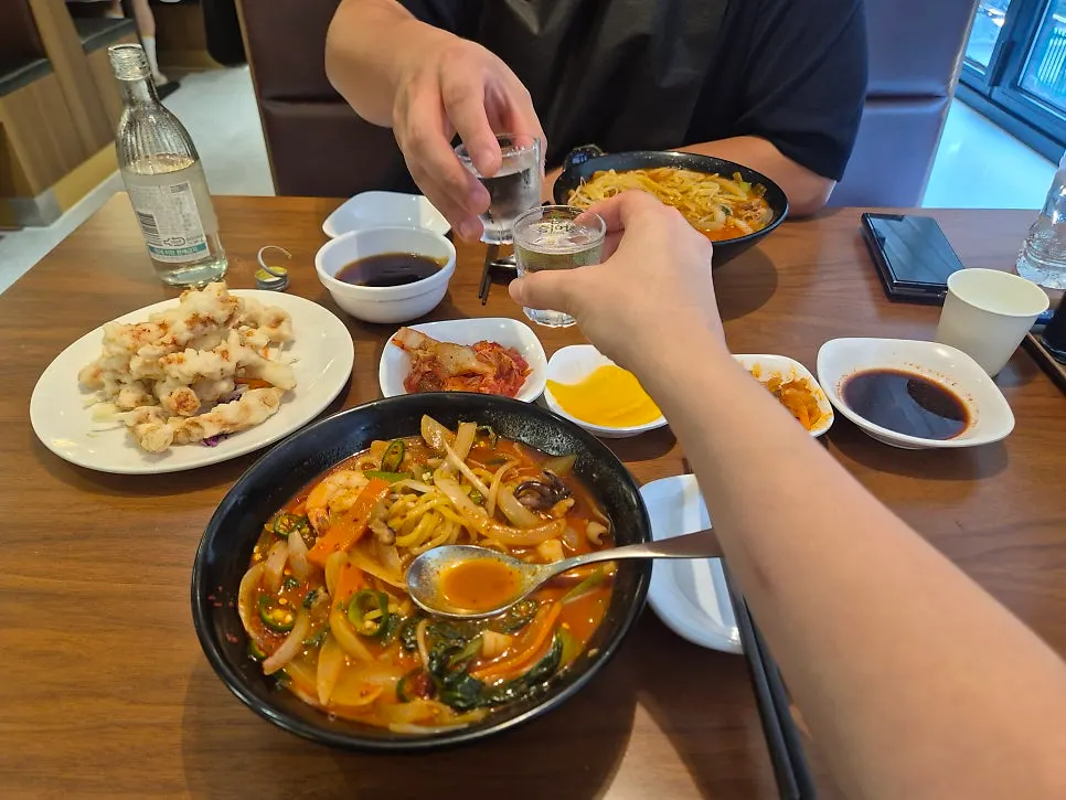 A glass of daytime drinks alongside the jjampong