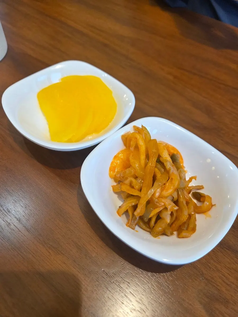 테이블에 세팅된 기본찬 단무지와 짜샤이