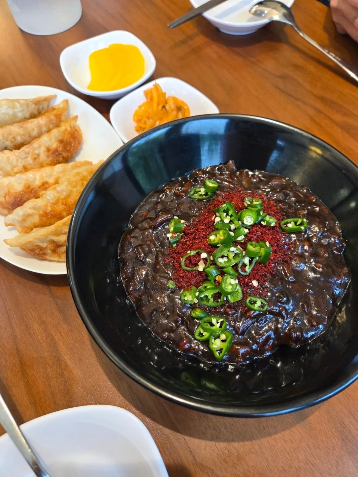 유관장반점 밑반찬 접시 클로즈업