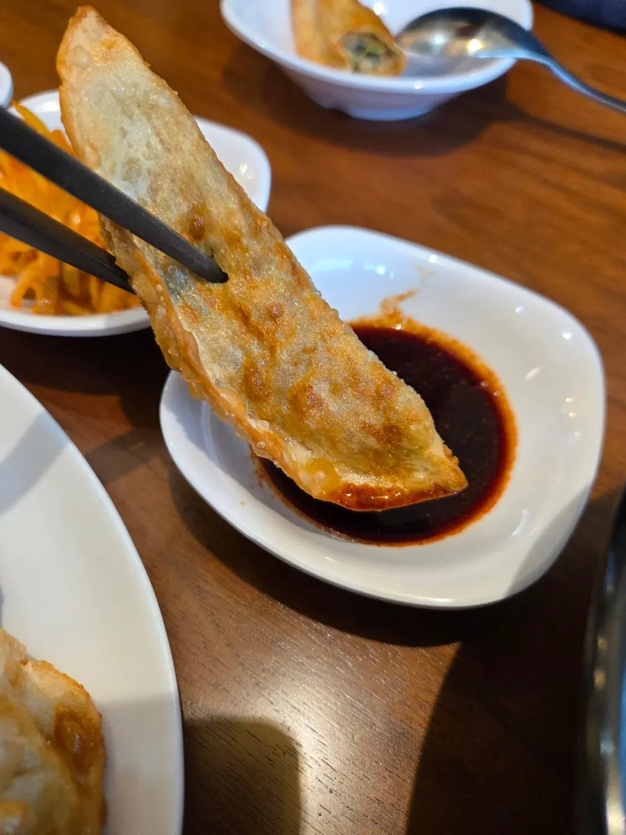 군만두 단면과 만두소