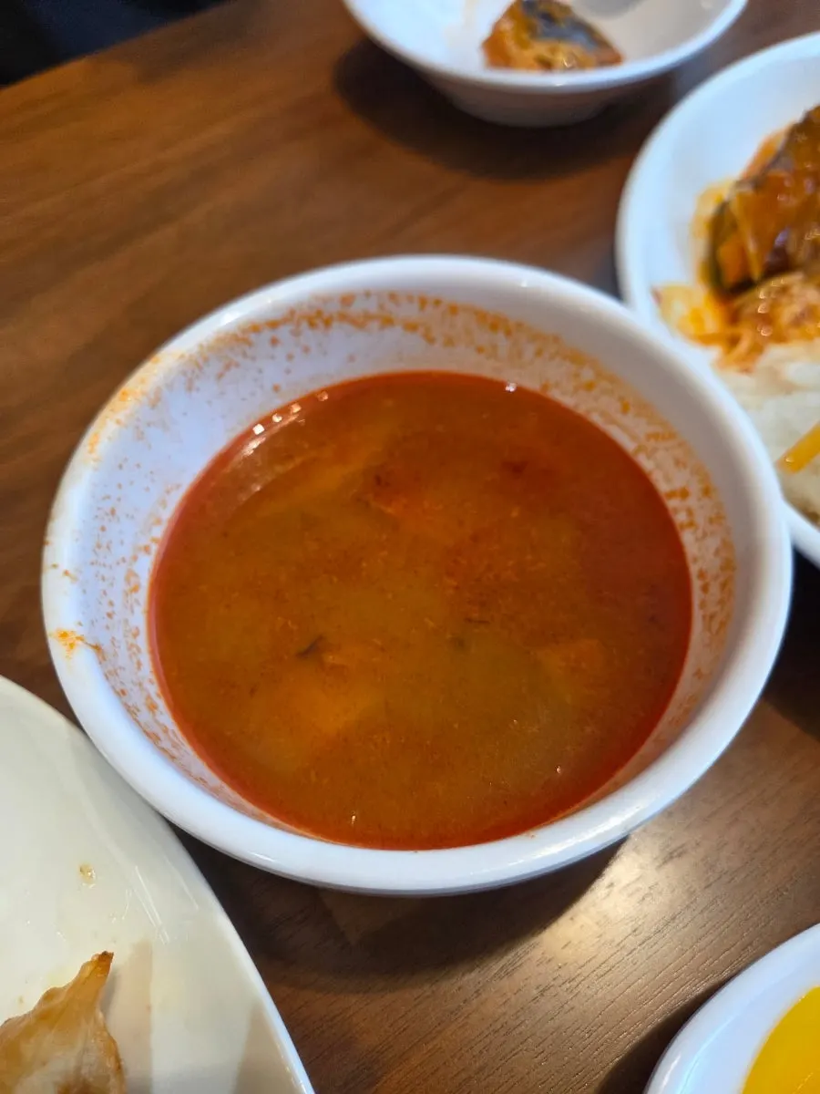 푸짐하게 담긴 유관장반점 가지덮밥