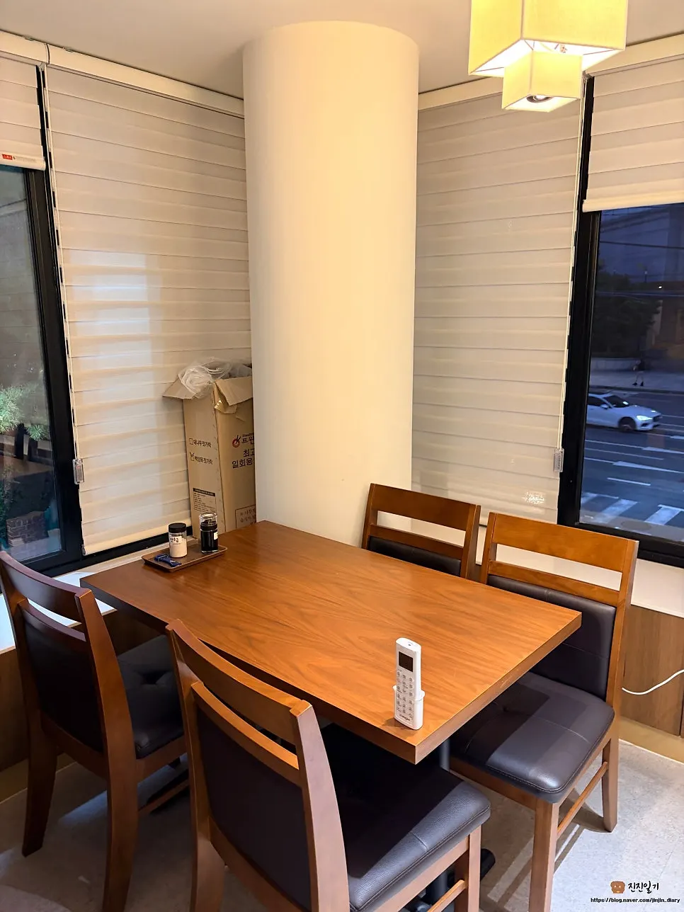 Bright, comfortable interior of Yugwanjang Banjeom's dining hall