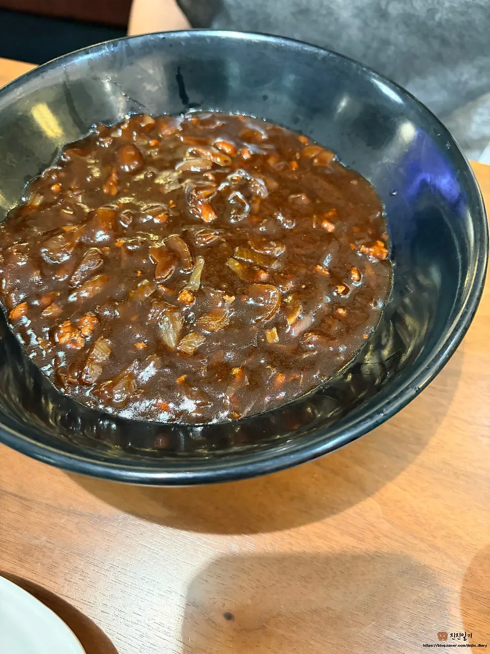 Glossy plain jjajangmyeon from Yugwanjang Banjeom