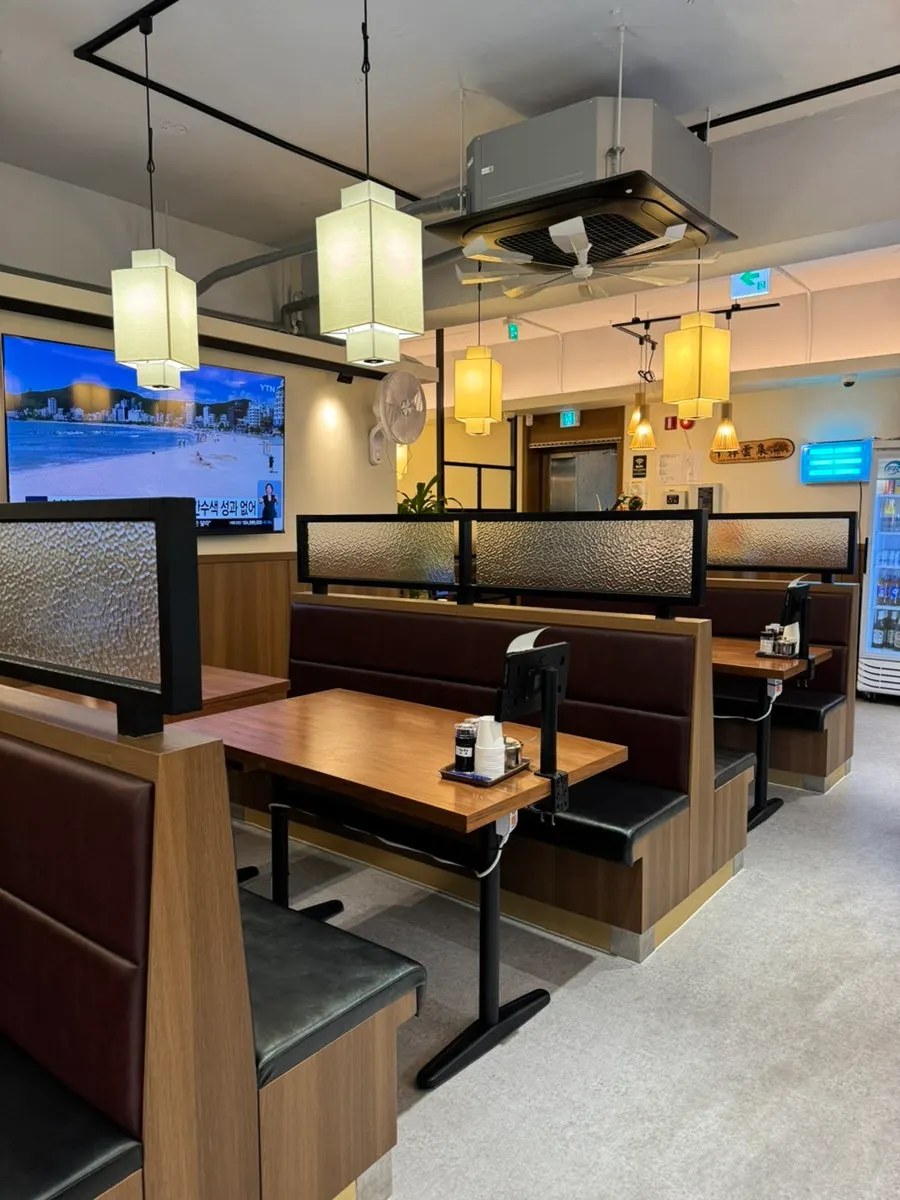 View of the Chinese restaurant hall with plenty of seating