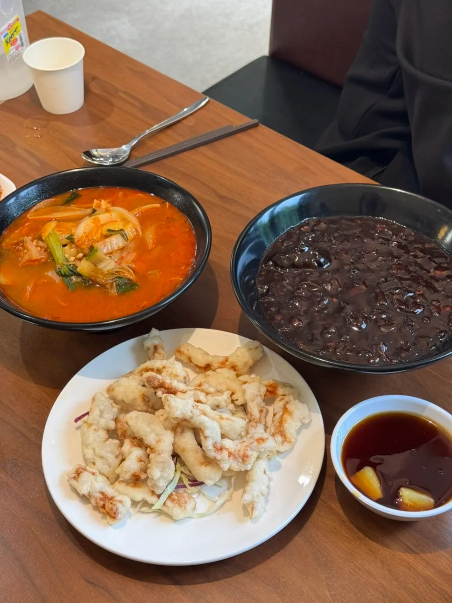 Table with jjajangmyeon and jjampong served together