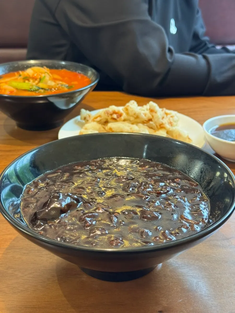 A bowl of jjajangmyeon gopbaegi priced at 8,000 won