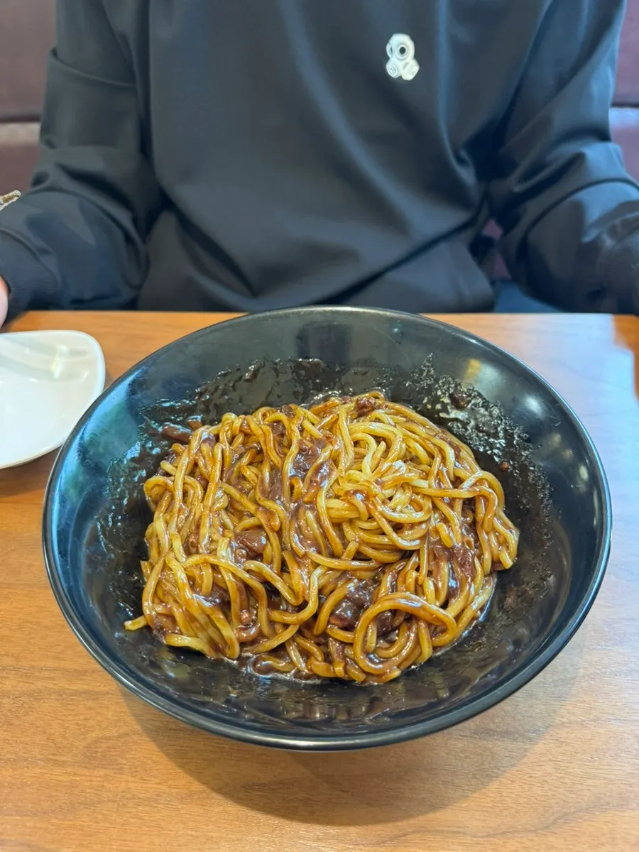 Jjajangmyeon gopbaegi mixed with thick sauce