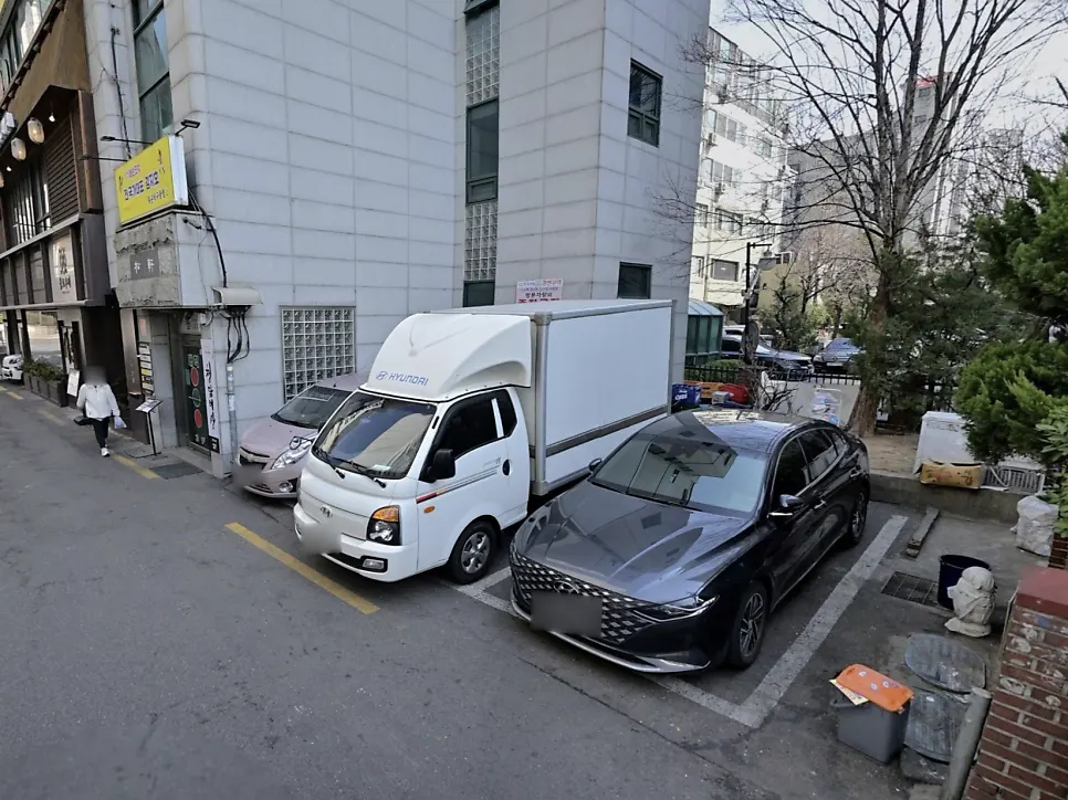 Map showing the location and parking info for Yugwanjang Banjeom Omokgyo Station Branch