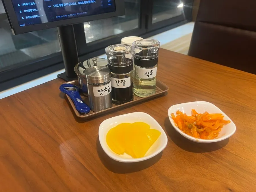 Basic table setting at Yugwanjang