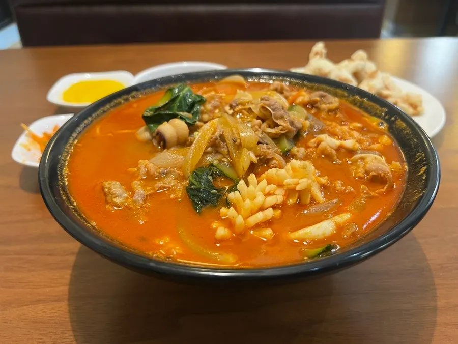 The large-size bone-broth seafood jjampong, overflowing with portion