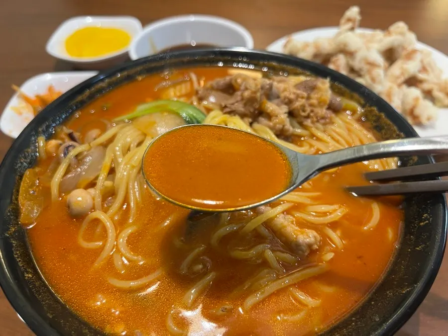 Broth with squid, shrimp and clams