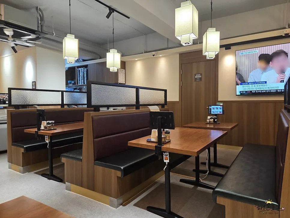 Seating inside Yugwanjang at 8pm