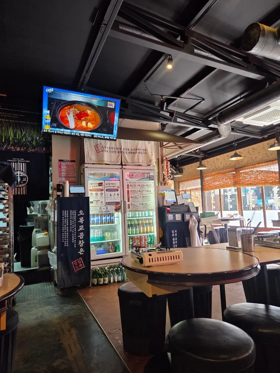 Table seating inside Omokgyo Gopchang