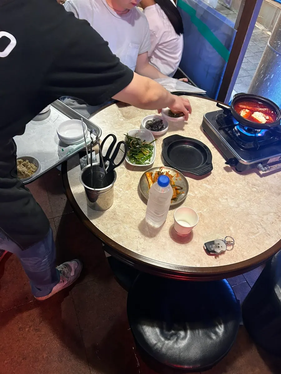 오픈도어로 열어둔 오목교곱창 매장 홀