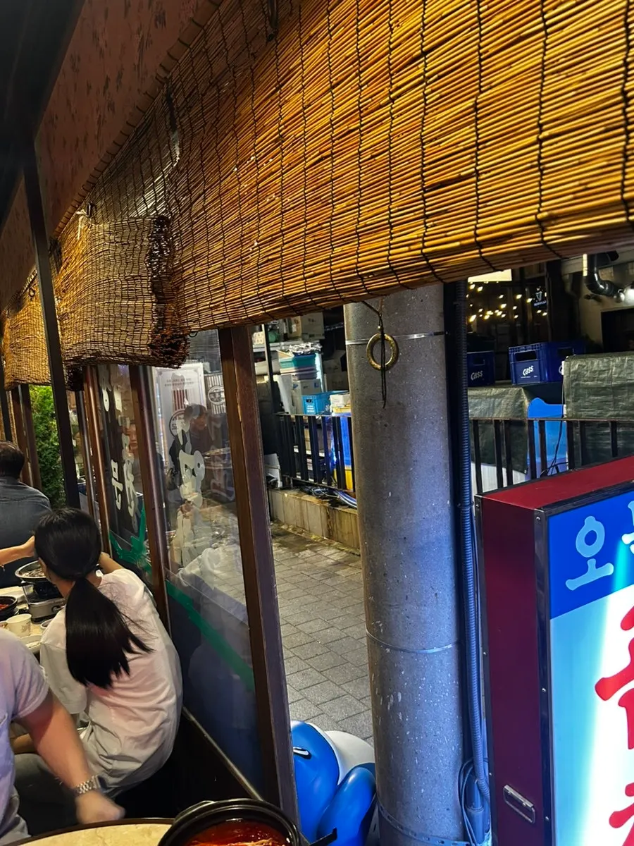 발이 쳐진 골목 야장 느낌 좌석
