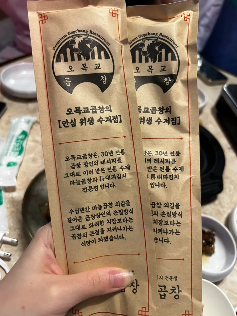 레트로한 입간판과 전봇대가 있는 골목